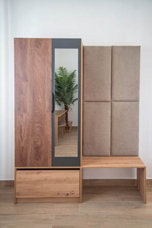 Perhehuoneisto, näköala puutarhaan | Vaatekaappi