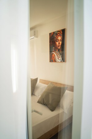 In-room safe, desk, laptop workspace, soundproofing