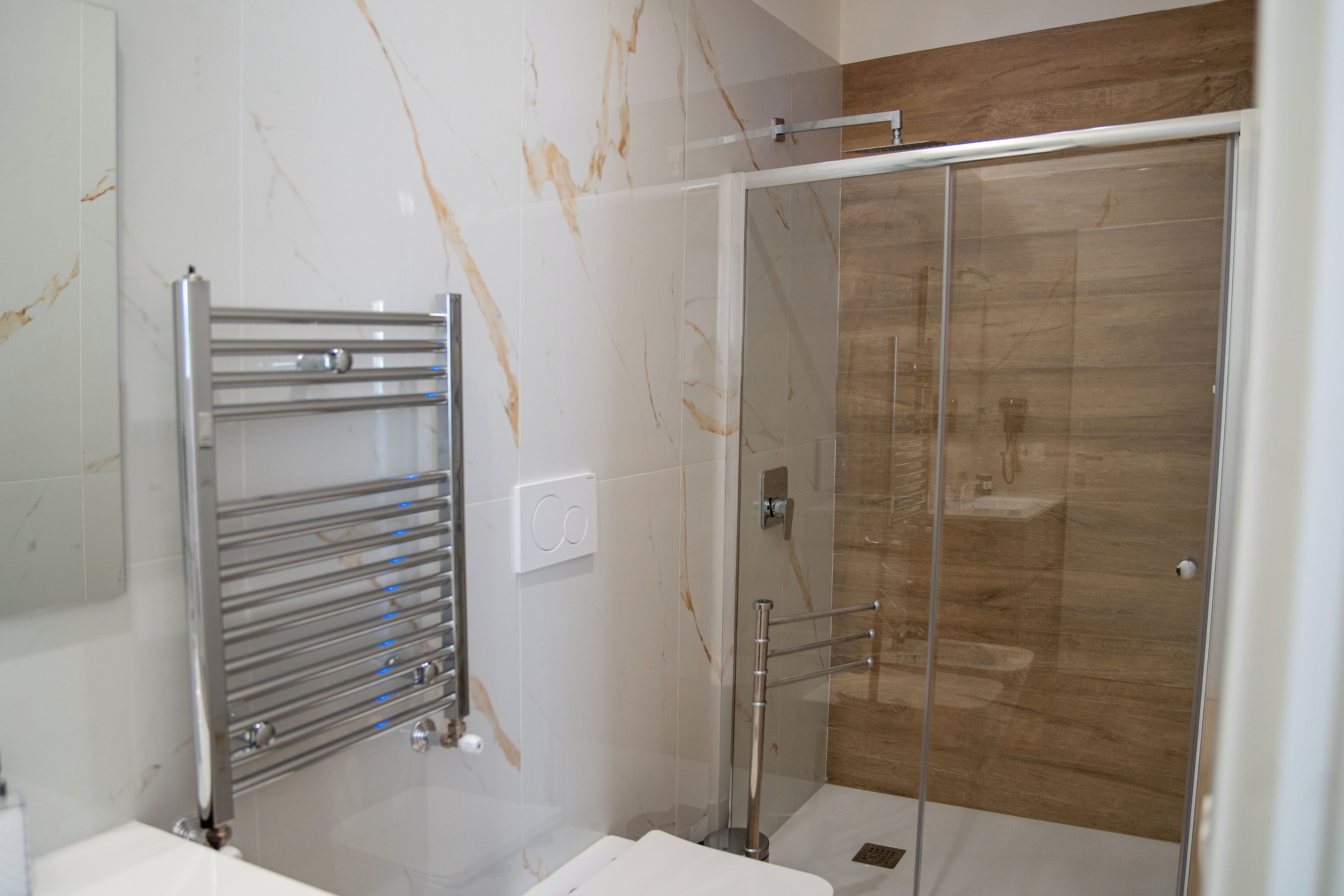 Appartamento familiare, vista giardino | Bagno | Doccia, set di cortesia gratuito, asciugacapelli, pantofole
