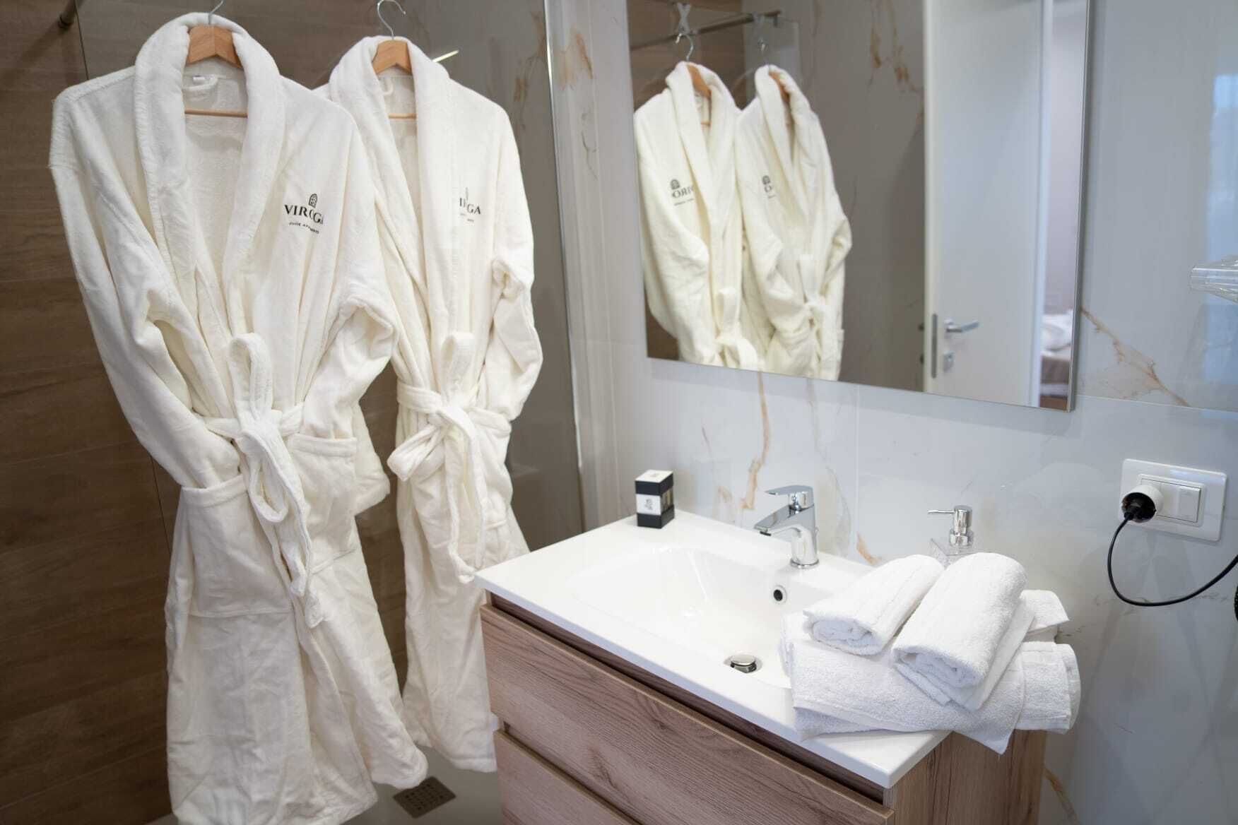 Luxury Suite, Garden View | Bathroom