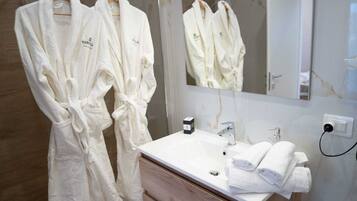 Luxury Suite, Garden View | Bathroom | Shower, free toiletries, hair dryer, slippers