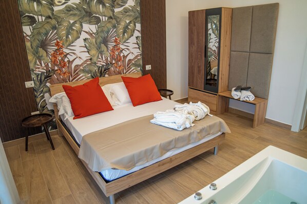 Luxury Suite, Garden View | In-room safe, desk, laptop workspace, soundproofing - Viroga suite apartments (Castel Volturno)