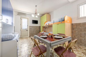Tabla de planchar con plancha, wifi y ropa de cama 