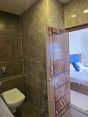 Shower, free toiletries, towels, soap - Ross Harriet View (Port Blair)