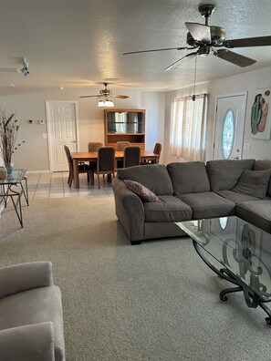 Living area - Charming, very quiet house (Lake Havasu City)