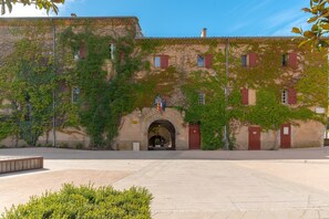 Exterior - Spacious, modern loft in a château near Aix. (Châteauneuf-le-Rouge)