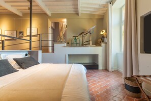 1 bedroom, WiFi - Spacious, modern loft in a château near Aix. (Châteauneuf-le-Rouge)