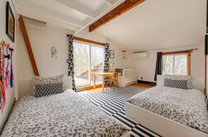 5 bedrooms, iron/ironing board, WiFi, bed sheets