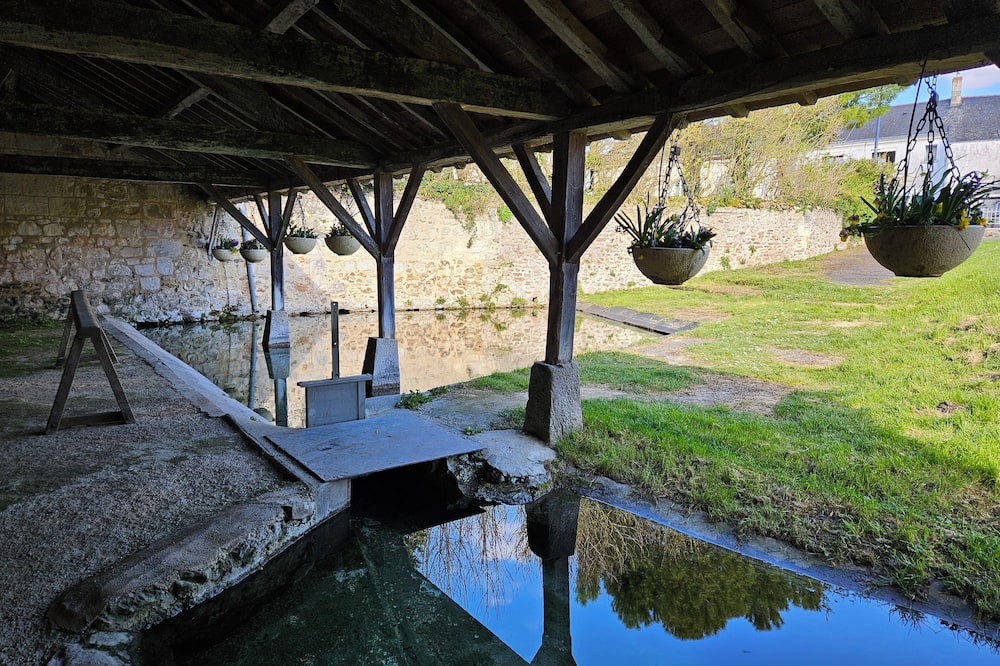 AU PIED DU LAVOIR