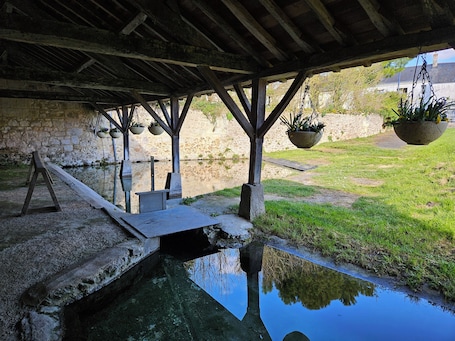 Exterior. AU PIED DU LAVOIR