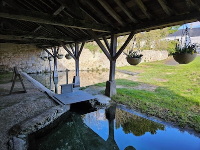 AU PIED DU LAVOIR