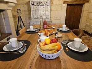 Free daily continental breakfast - AU PIED DU LAVOIR (Gennes-Val-de-Loire)