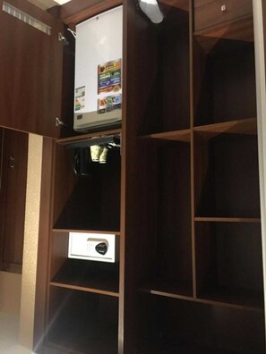 Minibar, escritorio, wifi gratis y ropa de cama 