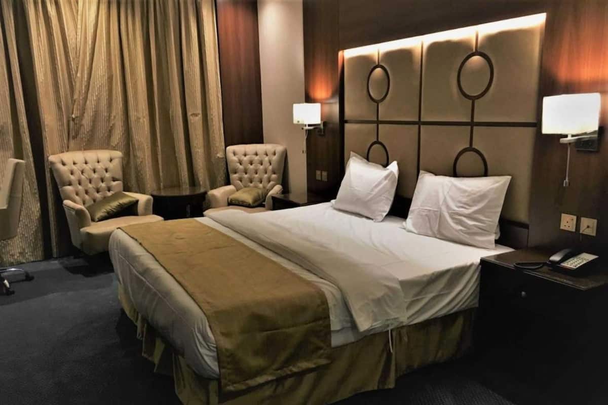 Minibar, desk, free WiFi, bed sheets