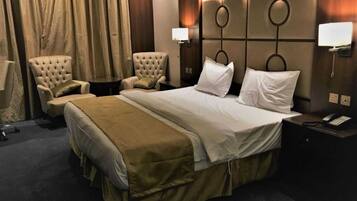 Minibar, escritorio, wifi gratis y ropa de cama