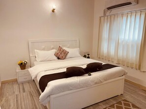 3 bedrooms, internet, bed sheets