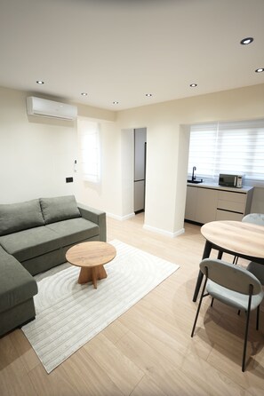 Luxe appartement, niet-roken, kitchenette | Woonruimte | Flatscreentelevisie