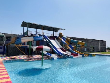 Una piscina al aire libre. Mahi Baagh Resort