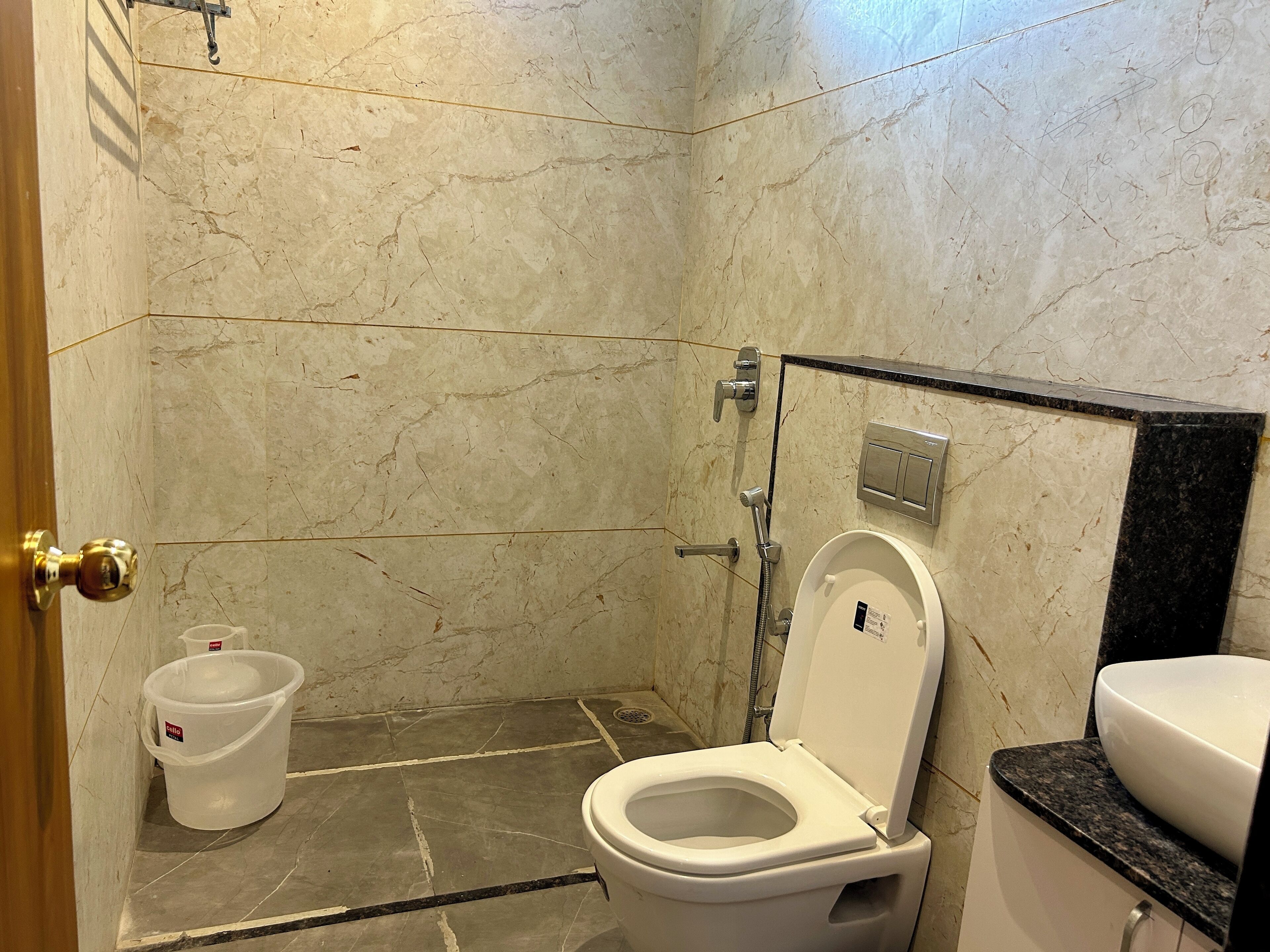 Deluxe Double Room, Garden View | Bathroom | Free toiletries, towels, soap, shampoo