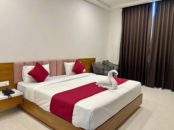 Deluxe Double Room, Garden View | Laptop workspace, free WiFi