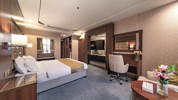Kamar Double Deluks, 1 Tempat Tidur King | Minibar, meja kerja, Wi-Fi gratis, dan seprai linen