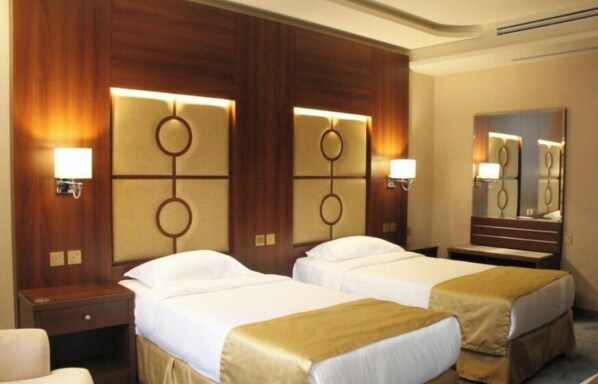 Quarto duplo standard | Frigobar, escrivaninha, Wi-Fi de cortesia, roupa de cama
