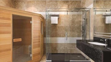 Dusch, gratis toalettartiklar, hårtork och bidé