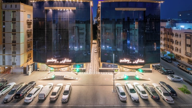 Un bâtiment moderne doté d’une façade en verre et d’une enseigne lumineuse.