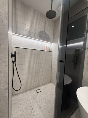 Een haardroger, handdoeken, zeep, toiletpapier