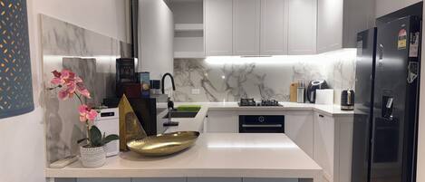 Four Ă micro-ondes, un four, surface de cuisson, lave-vaisselle