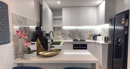 Modern 2 bedroom Home near Melbourne Airport, DFO, Tullamarine FWY & Calder FWY