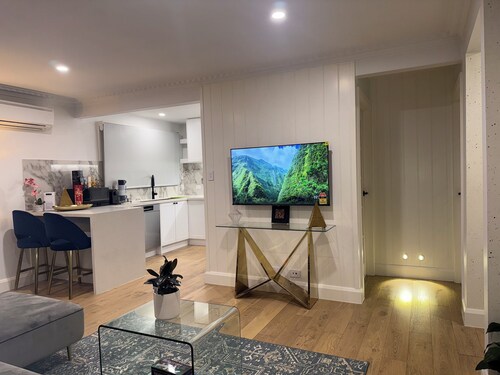 Modern 2 bedroom Home near Melbourne Airport, DFO, Tullamarine FWY & Calder FWY