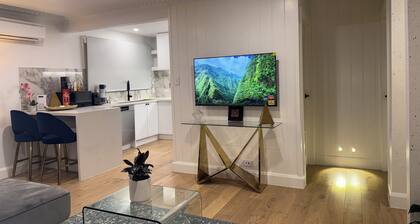 Modern 2 bedroom Home near Melbourne Airport, DFO, Tullamarine FWY & Calder FWY