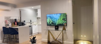 Modern 2 bedroom Home near Melbourne Airport, DFO, Tullamarine FWY & Calder FWY