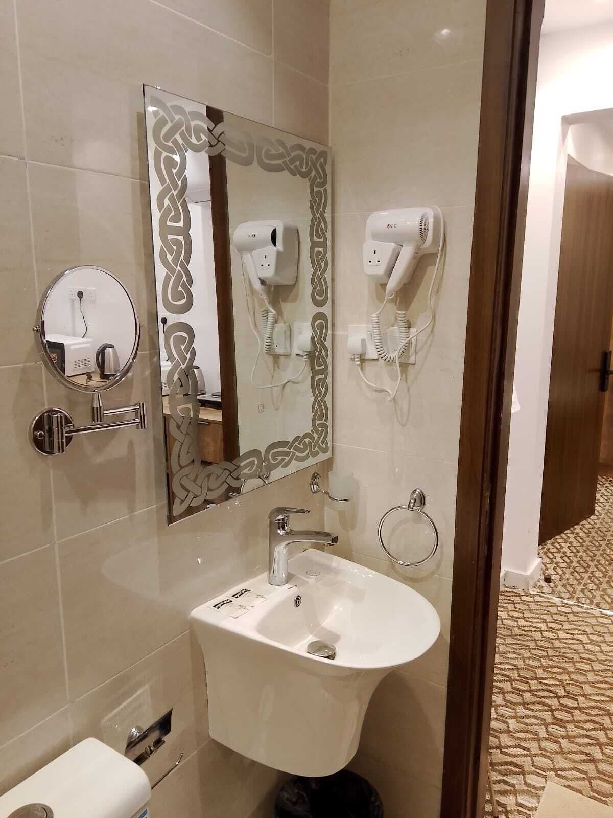 Shower, hydromassage showerhead, free toiletries, slippers