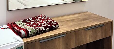 Estudio Confort | Tabla de planchar con plancha y wifi gratis