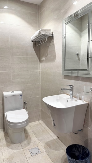 Comfort Studio | Bathroom | Shower, free toiletries, hair dryer, towels