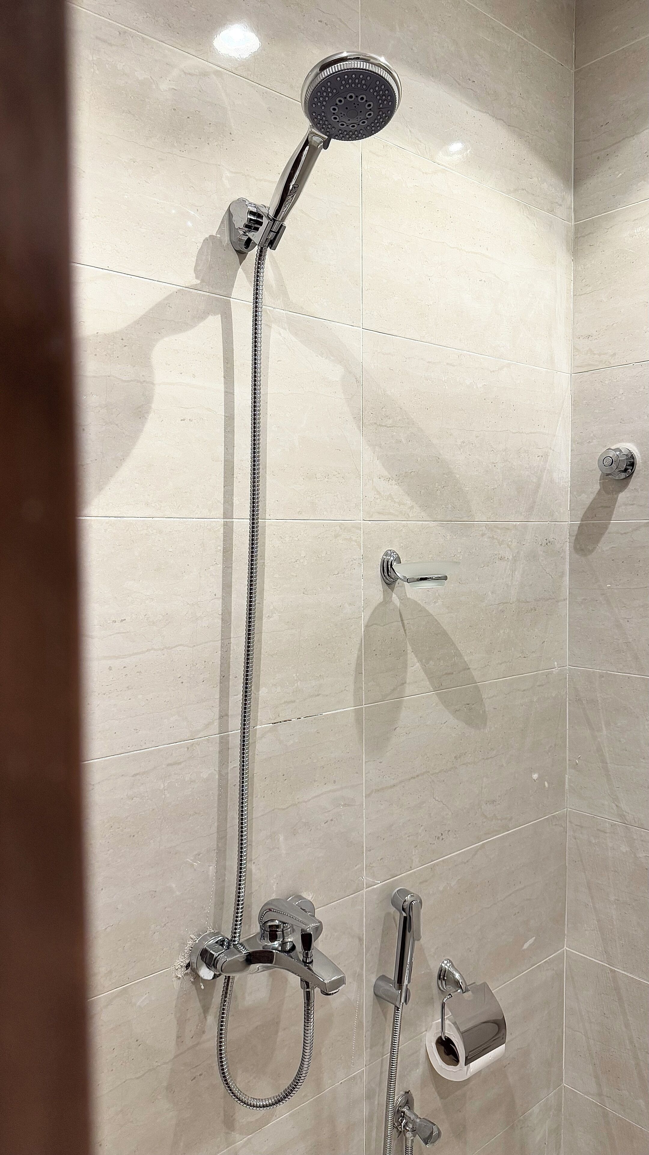 Comfort studio | Badkamer | Een douche, een hydromassagedouche, gratis toiletartikelen, pantoffels
