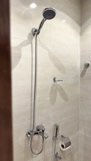Shower, hydromassage showerhead, free toiletries, slippers - Roaa Al-Jamwaut  (Madinah)