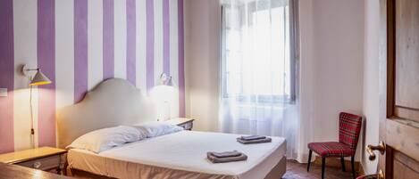 2 bedrooms, desk, WiFi, bed sheets