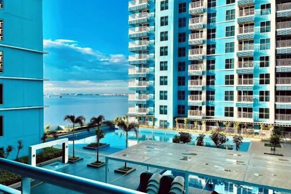 Outdoor pool - Thompson Suites Okada (Bayshore 2 Residence) (Paranaque)