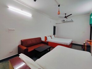 Quarto triplo luxo | Escrivaninha, espaço de trabalho para notebook, quartos à prova de som