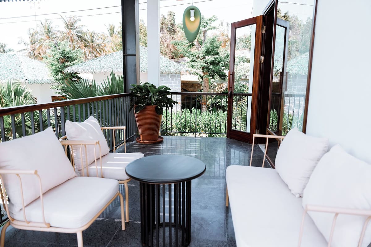 Lagoon King Room with Balcony | Ban công