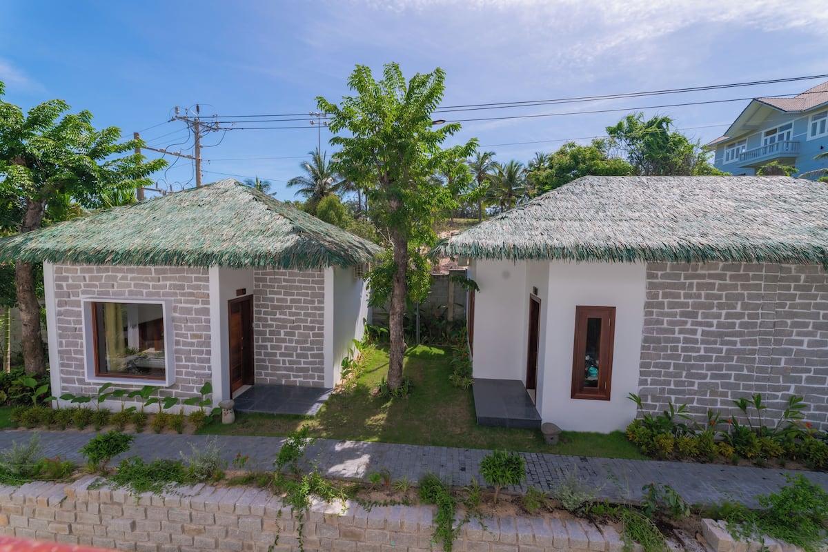 Quarto casal superior, vista para o jardim | Frigobar, cofres nos quartos, escrivaninha