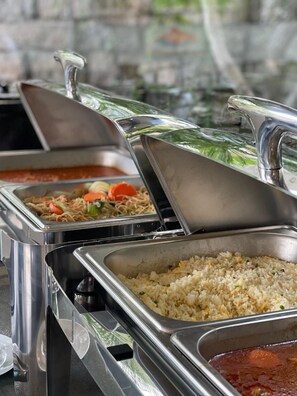 Buffet déjeuner gratuit tous les jours