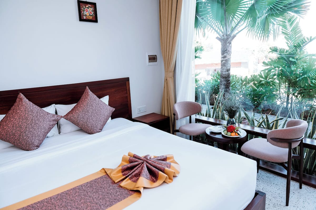Quarto casal superior, vista para a piscina | Frigobar, cofres nos quartos, escrivaninha