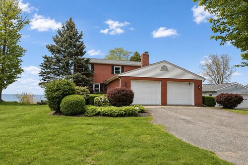 Lake Erie Beachfront Retreat - 8 BR + Private Beach & Hot tub!