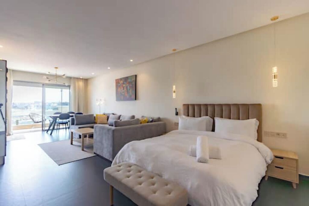 Een strijkplank/strijkijzer, wifi, beddengoed