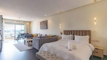 Een strijkplank/strijkijzer, wifi, beddengoed