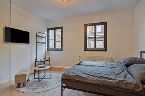 4 bedrooms, desk, WiFi, bed sheets